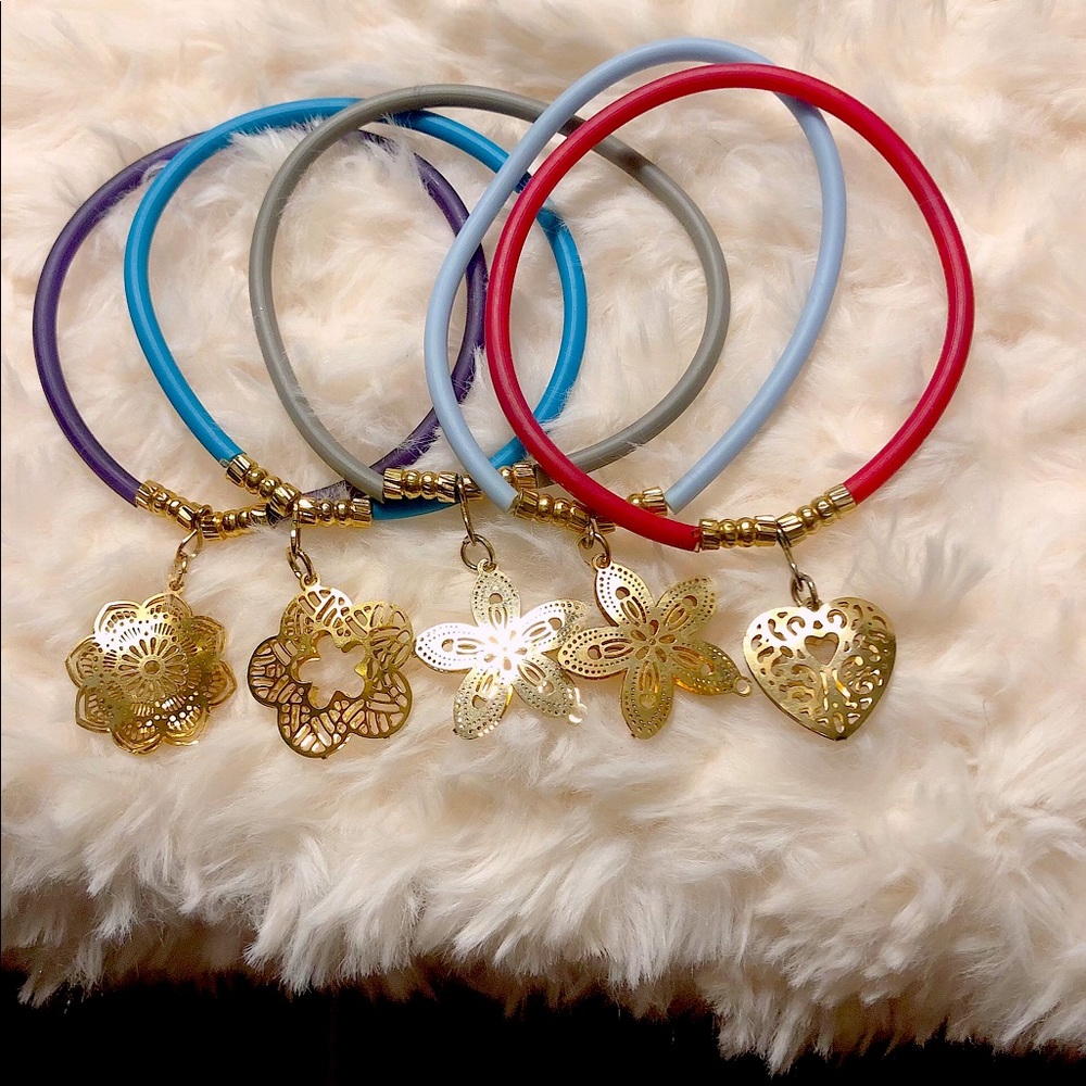 Nice set of 5 plastic bracelet with gold